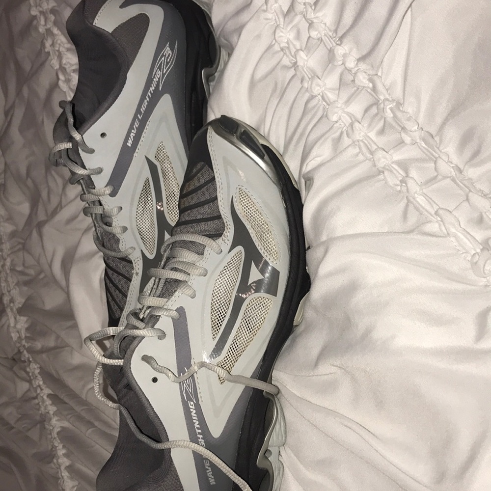 Women’s Mizuno size 9 grey volleyball shoes